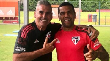 Máximo nivel. Gustavo Nepote junto al gran Dani Alves