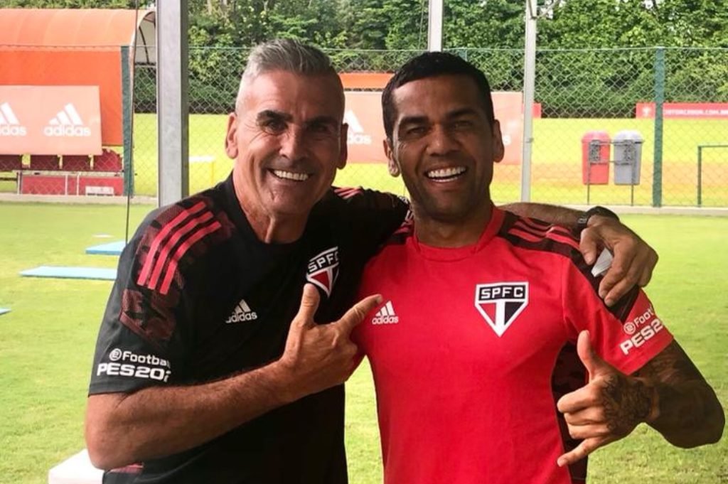 Máximo nivel. Gustavo Nepote junto al gran Dani Alves