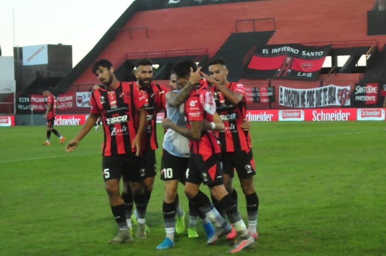 Todos abrazados tras el segundo grito