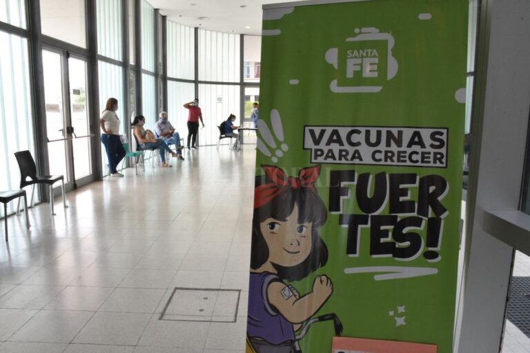 No todo es Covid-19. Los centros de salud sostienen el esquema de vacunación desde la primera infancia hasta la edad adulta. Guillermo Di Salvatore