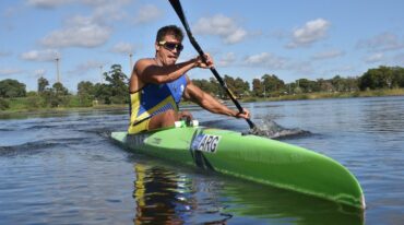 Orgullo de Santa Fe. Más de la mitad de su vida (tiene 29 años) se la pasó arriba de un bote con la gran pasión del canotaje. Siempre "pelea" para entrenar en este lago..."su lago"...en el sur de la ciudad. El sueño a Tokio está en marcha