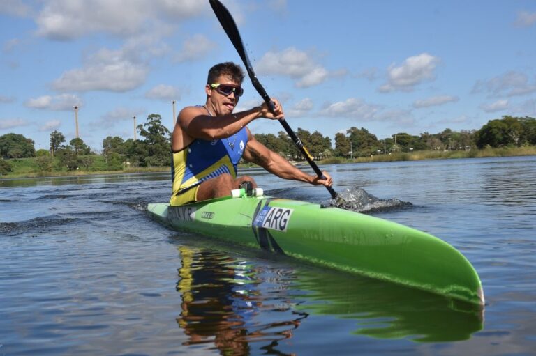 Orgullo de Santa Fe. Más de la mitad de su vida (tiene 29 años) se la pasó arriba de un bote con la gran pasión del canotaje. Siempre "pelea" para entrenar en este lago..."su lago"...en el sur de la ciudad. El sueño a Tokio está en marcha
