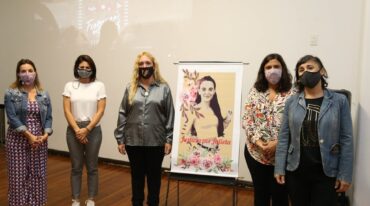 Integrantes del grupo junto a Fabiana