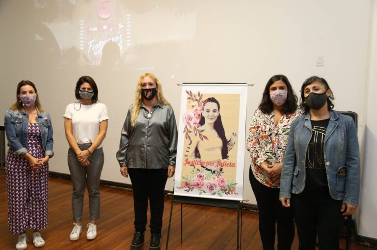 Integrantes del grupo junto a Fabiana