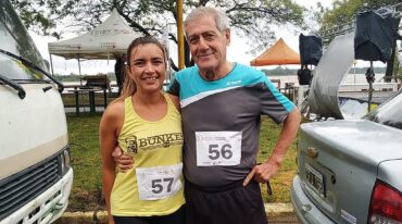 Junto a Yanina Zordán su compañera de atletismo que lo acompaña en cada competencia.