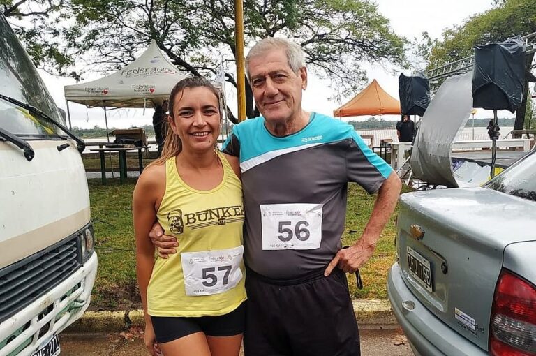 Junto a Yanina Zordán su compañera de atletismo que lo acompaña en cada competencia.