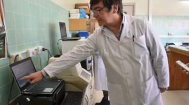 Más preparados y mejor capacitados. Así encuentra al personal del Laboratorio Central esta segunda ola de casos de Covid-19. En la imagen