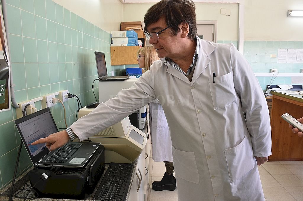 Más preparados y mejor capacitados. Así encuentra al personal del Laboratorio Central esta segunda ola de casos de Covid-19. En la imagen