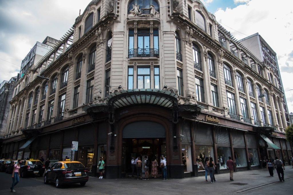 La tienda de Sarmiento y Córdoba cerrará en breve. Marcelo Manera.