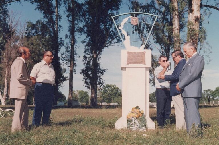 El lugar del monolito fue escogido por lo significativo del nombre que se le dio a este paseo ubicado en la zona sur oeste de la ciudad de Villaguay.
