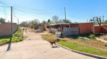 Pasaje Santa Fe al 6000. El lugar donde se produjo el violento suceso. A raiz de lo ocurrido una mujer embarazada (hermana del agredido) se descompensó y debió ser asistida por personal de emergencias. Captura de Pantalla - Google Street View