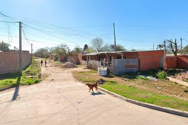 Pasaje Santa Fe al 6000. El lugar donde se produjo el violento suceso. A raiz de lo ocurrido una mujer embarazada (hermana del agredido) se descompensó y debió ser asistida por personal de emergencias. Captura de Pantalla - Google Street View