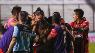 Festejo de gol luego del doblete de Junior Arias. Prensa Copa Argentina