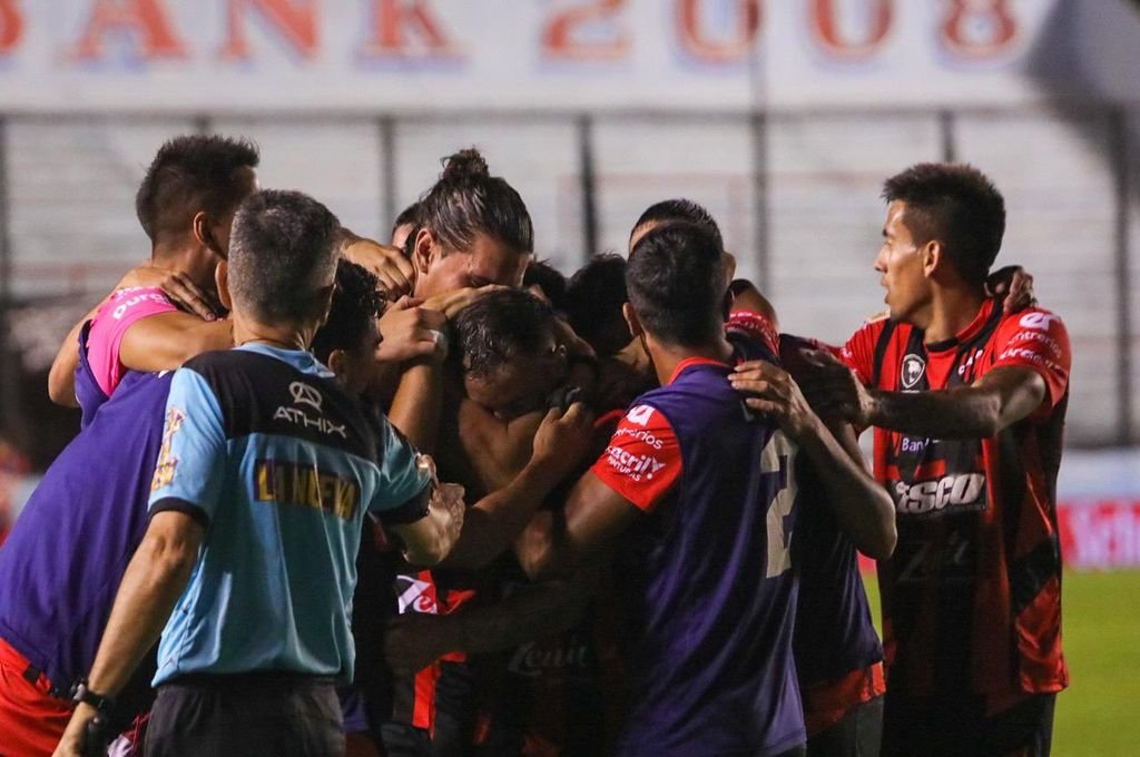 Festejo de gol luego del doblete de Junior Arias. Prensa Copa Argentina