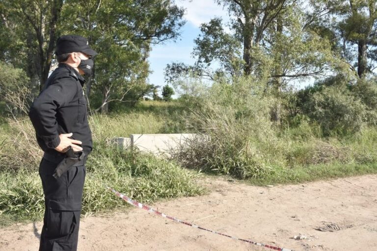 Durante la mañana del jueves personal policial volvió al lugar donde fue hallado cuerpo y realizó inspecciones. Guillermo Di Salvatore