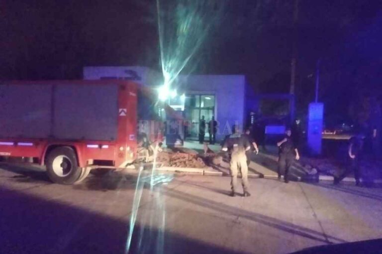 El personal que debió intervenir por el siniestro ocurrido en la subcomisaría 17ma.    El Litoral
