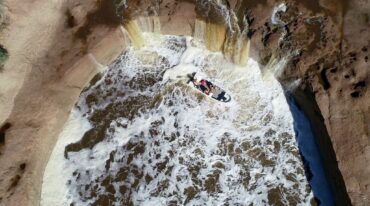 El Litoral navegó en cercanías al salto y registró el fenómeno que se volvió un atractivo para vecinos y turistas. Fernando Nicola