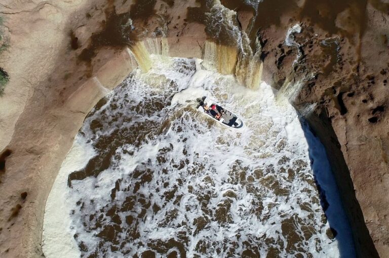 El Litoral navegó en cercanías al salto y registró el fenómeno que se volvió un atractivo para vecinos y turistas. Fernando Nicola