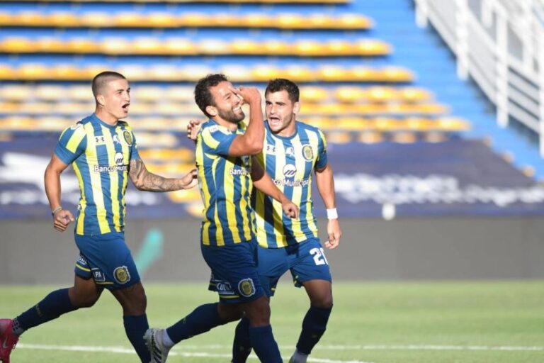 Lucas Gamba festeja su gol