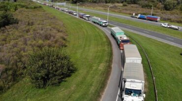 Desde la semana pasada empezaron a formarse largas filas de camiones sobre las márgenes de la autopista. El camión es por lejos el medio de transporte más importante para el traslado de la cosecha. Marcelo Manera.