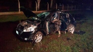 El vehículo se estrelló con gran violencia contra un árbol. El Litoral