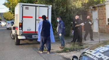 Personal de salud y la policía trabajan frente al domicilio donde ocurrió el incidente. Gentileza