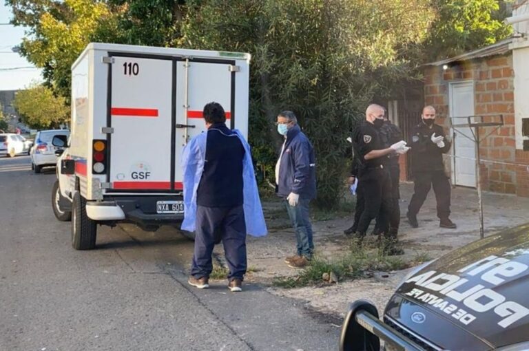 Personal de salud y la policía trabajan frente al domicilio donde ocurrió el incidente. Gentileza