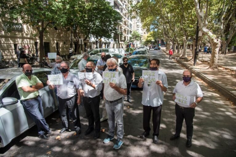 Los taxistas siguen en pie de guerra decididos a impedir que ingrese Uber a Rosario. Archivo.