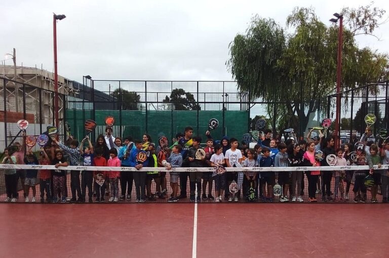 Cada vez son más los chicos que se acercan al pádel en Paraná y la provincia. El deporte no sólo tiene un gran presente