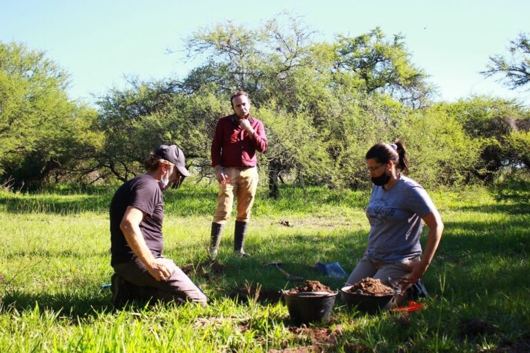Prospección. El antropólogo Gabriel Cocco durante las tareas de prospección del suelo llevadas adelante este fin de semana sobre el margen este de la Setúbal. Los acompañó el subdirector de Enerfe
