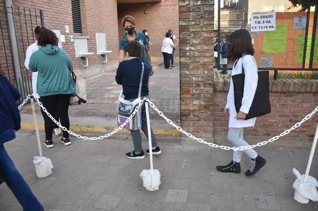 El ingreso y la salida se hacen por dos puertas bien distanciadas y en forma escalonada para evitar aglomeraciones.    Flavio Raina