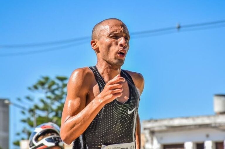 El santaelenense Félix Maydana fue la gran figura de la Termas Run mariagrandense. Running Time