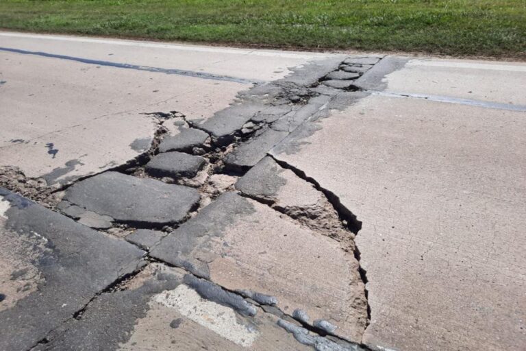 La ruta 90 se encuenta en mal estado en todo el tramo del departamento Constitución. Gentileza.