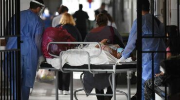 Agotados. El personal sanitario no para desde hace más de un año. Y la cosa se viene peor... Mauricio Garín