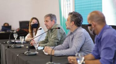 Anuncios. El intendente Emilio Jatón junto a parte de su gabinete