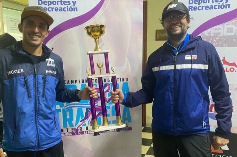 Martín Méndez (izquierda) junto a Fernando Díaz Sánchez (derecha) tras la coronación en el certamen. Gentileza