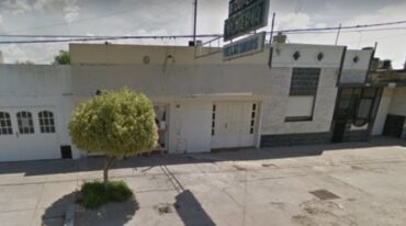 El frente de la cochería donde era velado Calegari. Captura de Google Street View