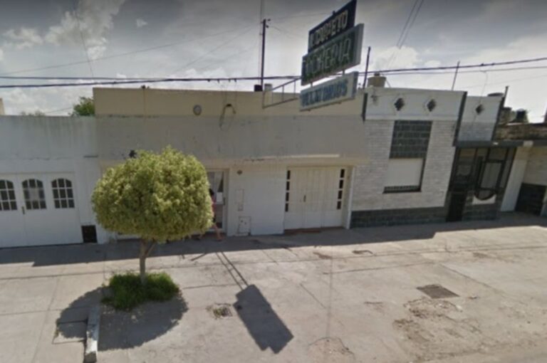El frente de la cochería donde era velado Calegari. Captura de Google Street View