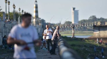 Vuelve a notarse la poca agua en la Laguna Setúbal. Los pescadores aprovechan el buen tiempo para pasar el rato en el paseo santafesino. Manuel Alberto Fabatía