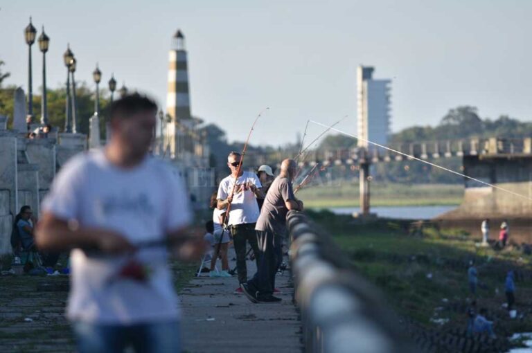 Vuelve a notarse la poca agua en la Laguna Setúbal. Los pescadores aprovechan el buen tiempo para pasar el rato en el paseo santafesino. Manuel Alberto Fabatía