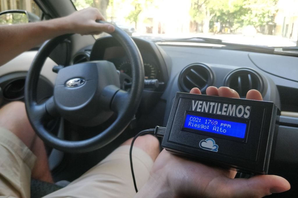 En el auto. El detector portátil de CO2 puede colocarse en un automóvil. En la simulación