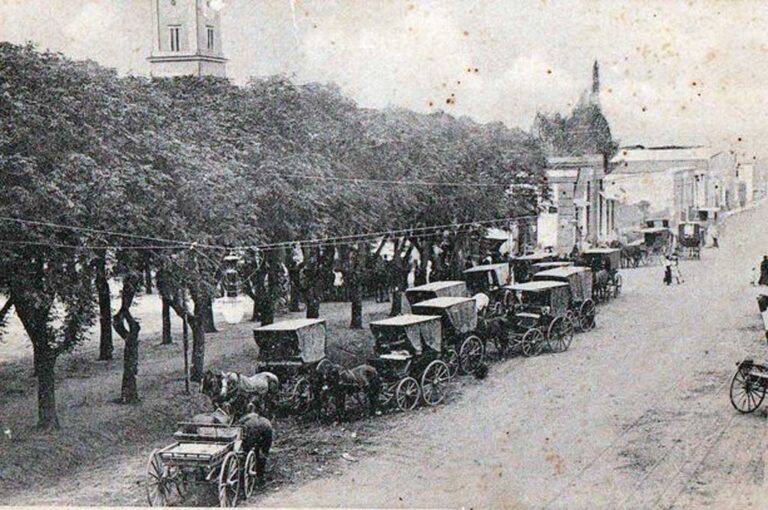 Vista de la plaza central de San Carlos a finales del siglo XIX o principios del XX. Colección perte