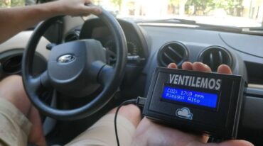 En el auto. El detector portátil de CO2 puede colocarse en un automóvil. En la simulación