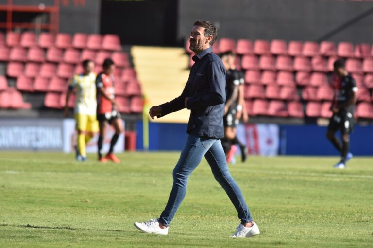 No encuentra el equilibrio. Central cayó y el DT camina por la cornisa. archivo/Manuel Fabatía