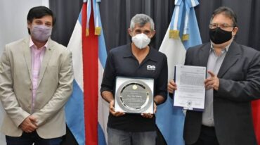 El cordobés Oscar Galíndez recibiendo la distinción de Ciudadano Ilustre de Concordia. A las pocas horas