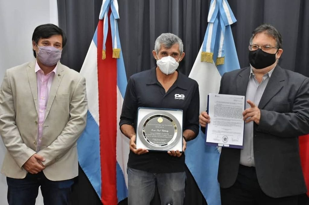 El cordobés Oscar Galíndez recibiendo la distinción de Ciudadano Ilustre de Concordia. A las pocas horas