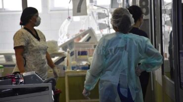 El oxígeno es un recurso esencial y finito como el personal que atiende a pacientes internados en salas críticas. Flavio Raina