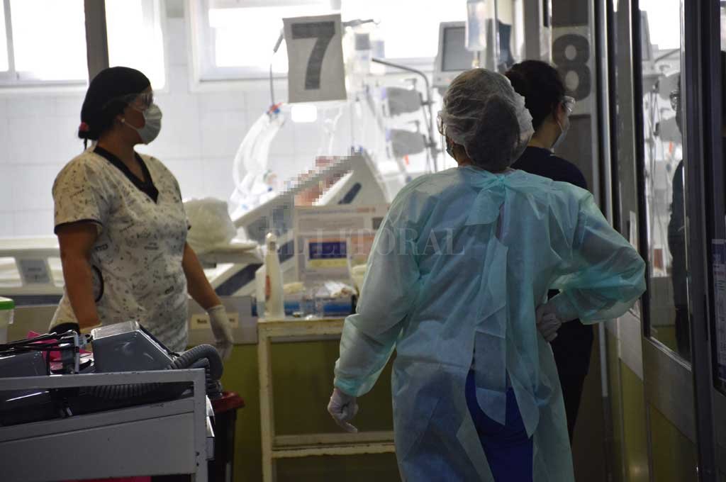 El oxígeno es un recurso esencial y finito como el personal que atiende a pacientes internados en salas críticas. Flavio Raina