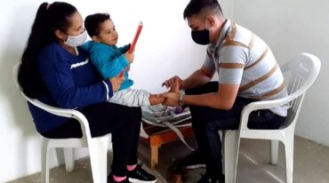 "A veces vienen acá porque se hace muy difícil conseguir turnos en los hospitales así que tratamos de hacerles la rehabilitación y de paso el apoyo escolar"