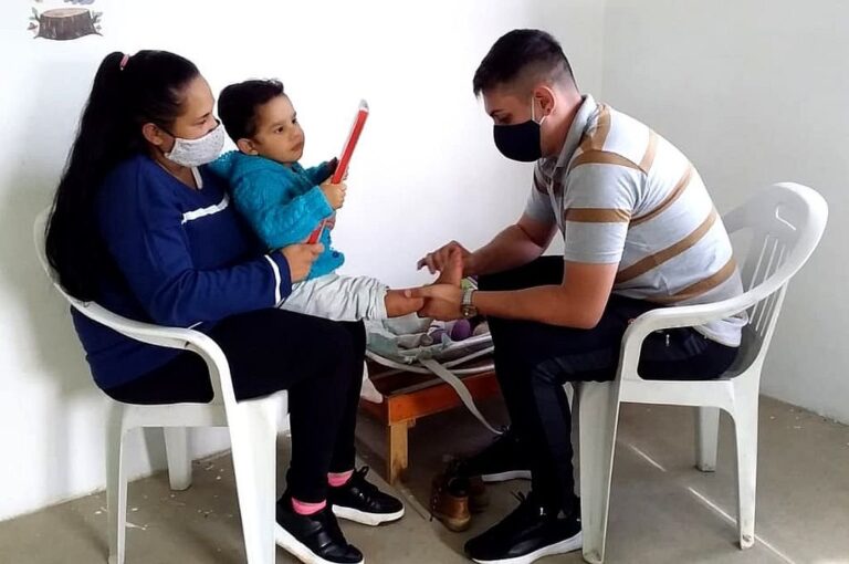 "A veces vienen acá porque se hace muy difícil conseguir turnos en los hospitales así que tratamos de hacerles la rehabilitación y de paso el apoyo escolar"